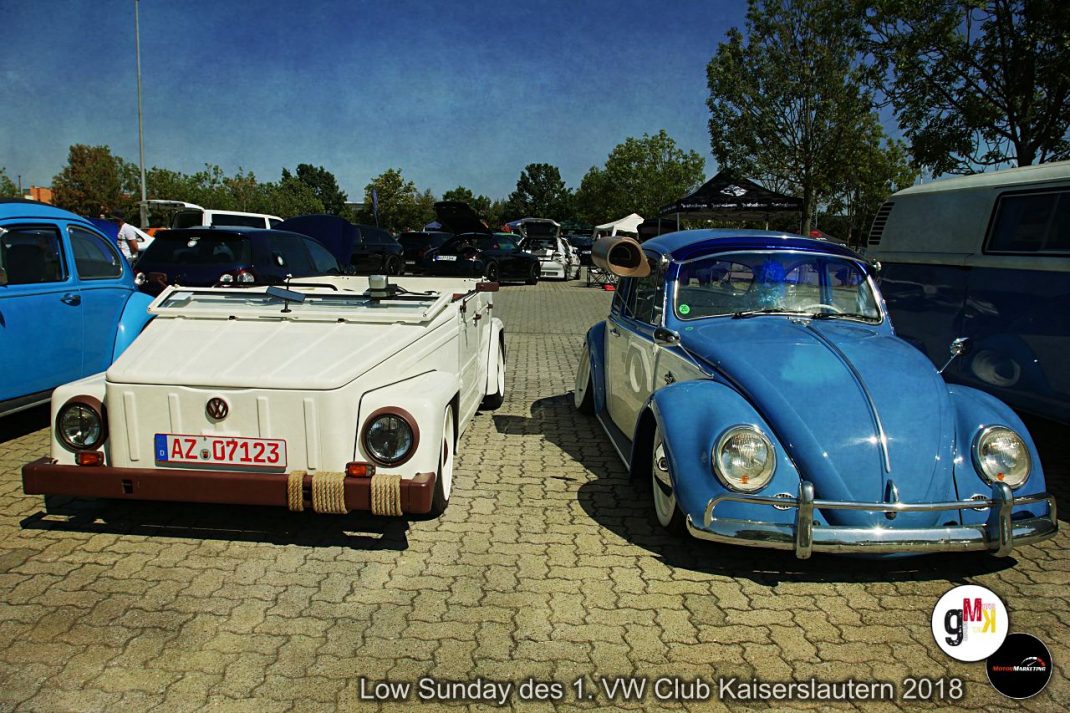 VW-Klassiker auf Parkplatz beim Low Sunday des 1. VW Club Kaiserslautern 2018, darunter ein hellbeiger VW-Pritschenwagen und ein blauer VW Käfer