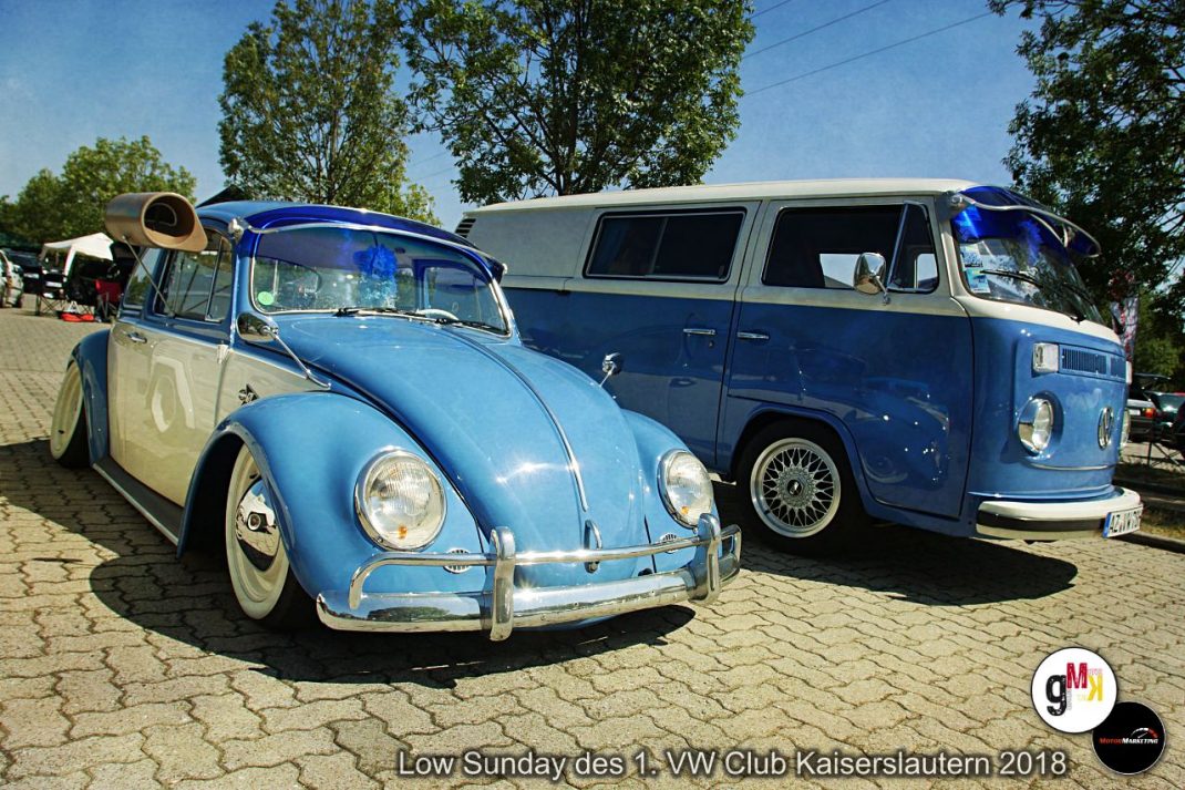 Hellblauer VW Käfer und dunkelblauer VW Bulli nebeneinander auf Parkplatz beim Low Sunday des VW Club Kaiserslautern
