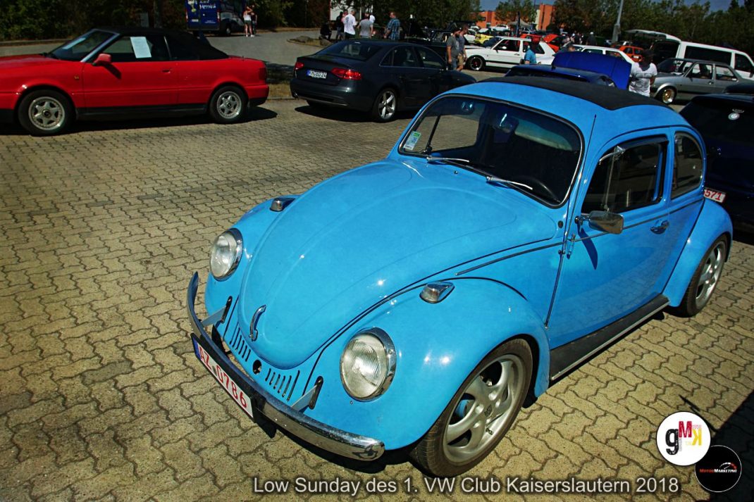 Blauer VW Käfer im Vordergrund auf Parkplatz mit weiteren Oldtimern bei der Low Sunday des 1. VW Club Kaiserslautern