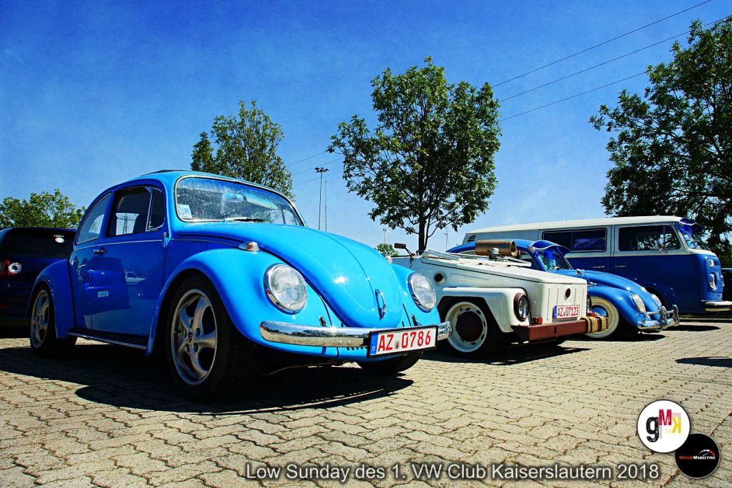 Blauer VW Käfer im Vordergrund neben weiteren Oldtimern auf Parkplatz beim Low Sunday des 1. VW Club Kaiserslautern 2018