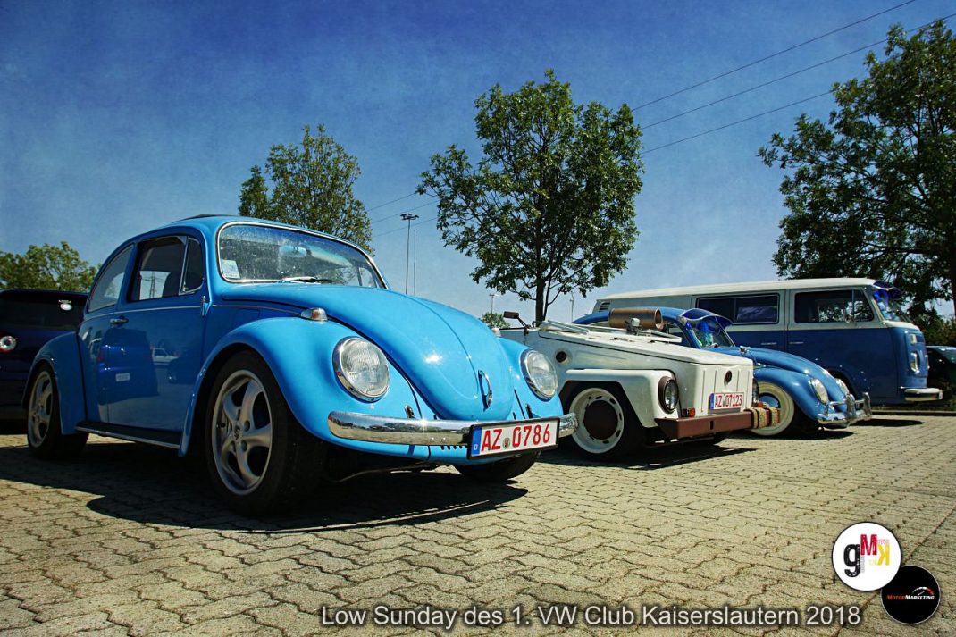 Mehrere Oldtimer-Käfer in Blau und Weiß auf Parkplatz beim Low Sunday des VW Club Kaiserslautern 2018
