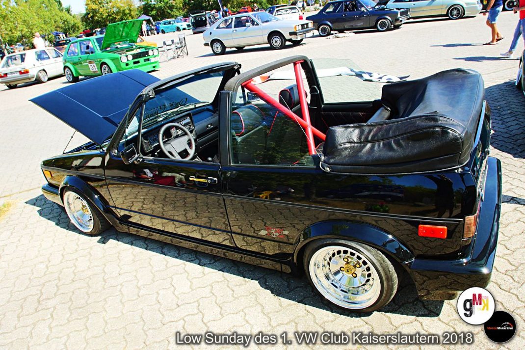 Schwarzer VW Golf Cabrio mit rotem Überrollbügel auf Treffen des VW Club Kaiserslautern, weitere Oldtimer im Hintergrund