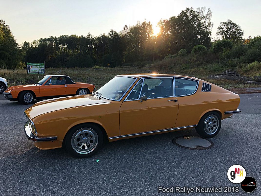 Goldener Oldtimer-Coupé und orange Oldtimer-Limousine auf Parkplatz bei Food Rallye Neuwied 2018