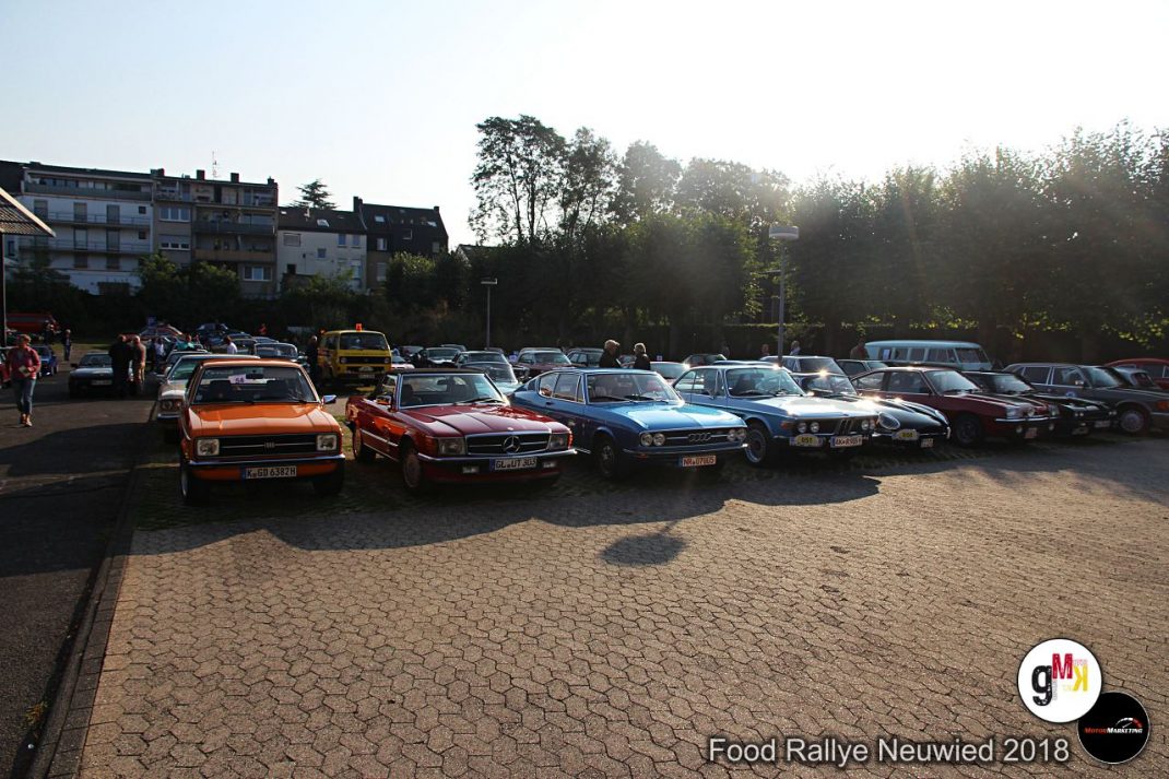 Oldtimer-Fahrzeuge verschiedener Jahrzehnte parken nebeneinander auf dem Platz der Food Rallye Neuwied 2018