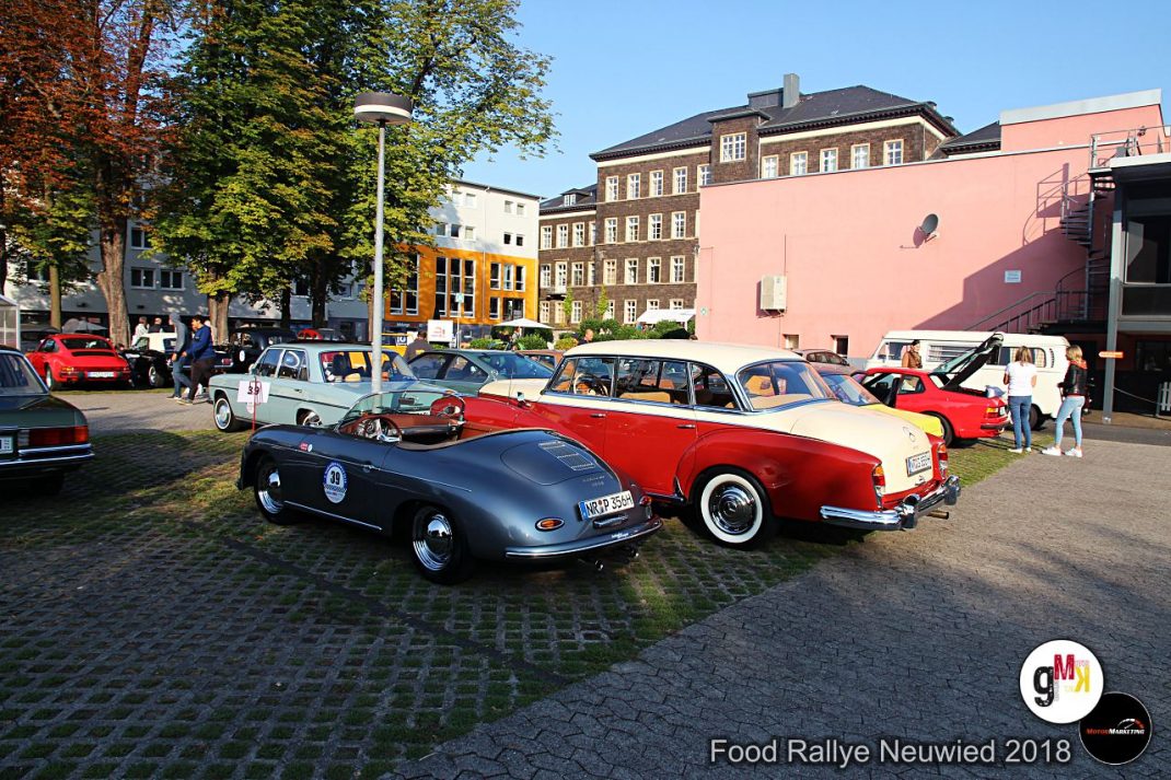 Oldtimer-Cabriolets und Limousinen auf dem Parkplatz einer Urban-Veranstaltung während der Food Rallye Neuwied 2018