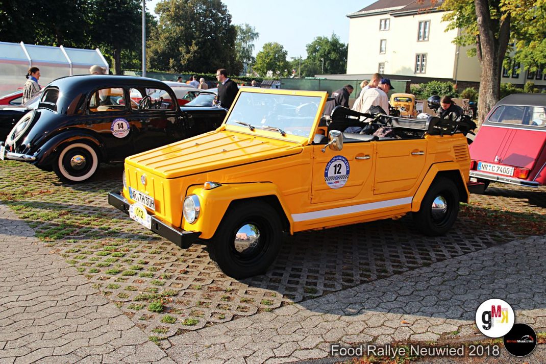 Orangefarbener Youngtimer-Cabrio und schwarzer Oldtimer auf Parkplatz bei der Food Rallye Neuwied 2018