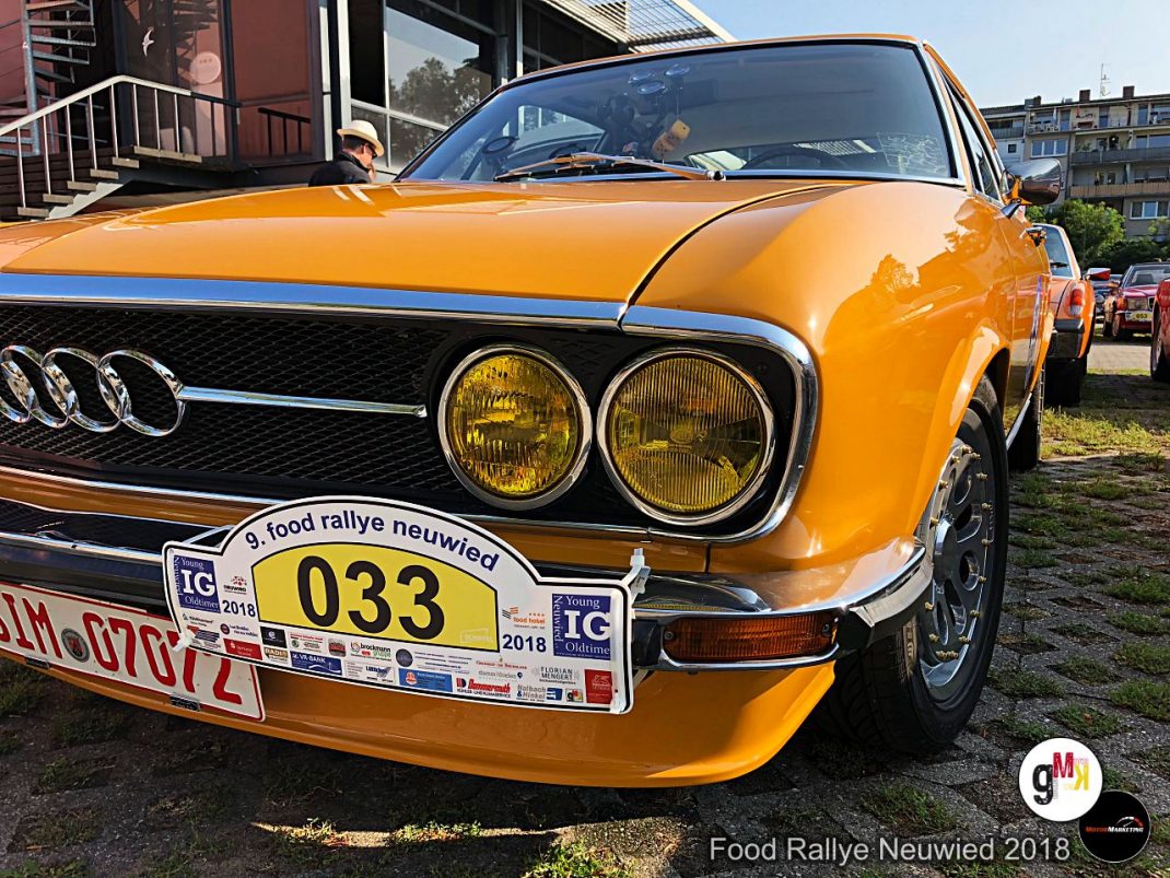 Orangefarbener Oldtimer-Sportwagen mit Doppelscheinwerfern und Rallyenummern bei der Food Rallye Neuwied 2018