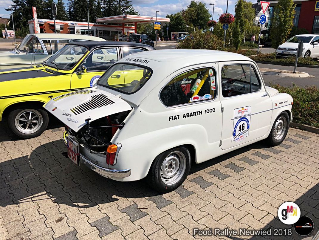 Fiat Abarth 1000 mit geöffneter Motorhaube neben gelbem Oldtimer-Sportwagen bei der Food Rallye Neuwied 2018