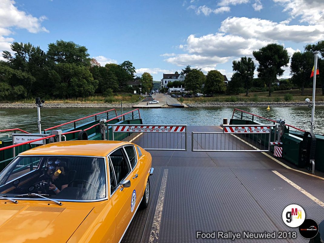 Gelber Oldtimer-Kreuzer auf einer Fähranlage an der Flussuferpromenade während der Food Rallye Neuwied 2018
