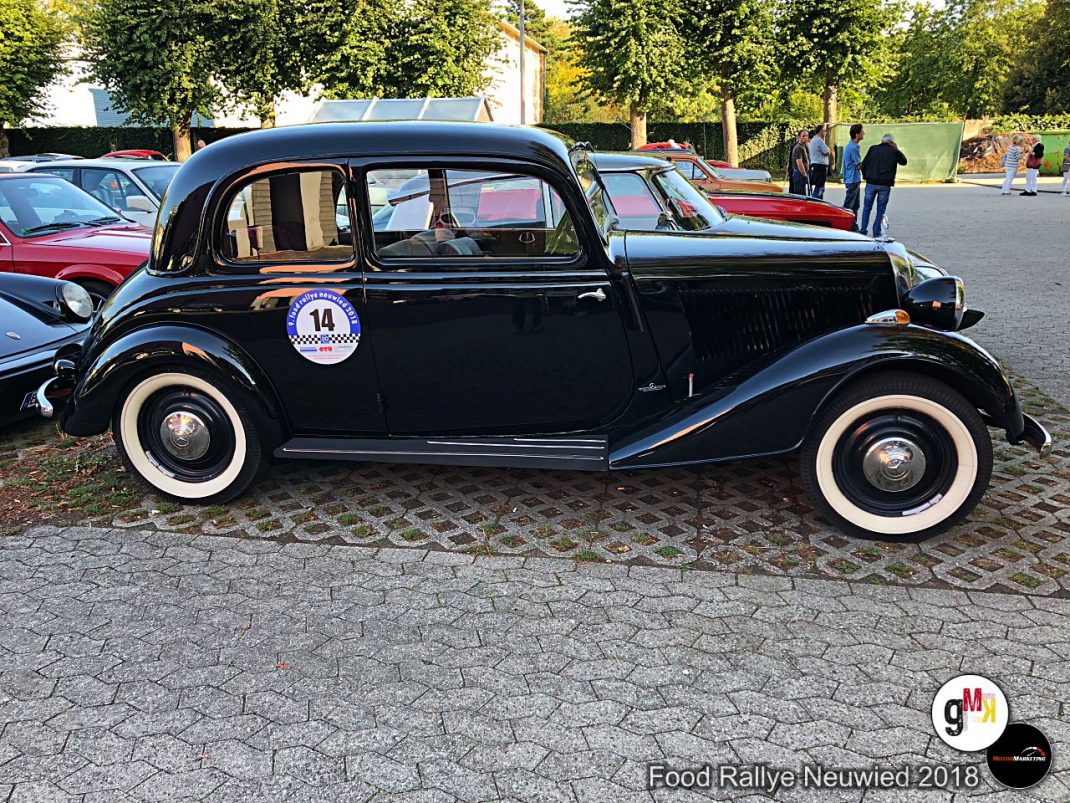 Schwarzer Oldtimer-Coupe mit Startnummer an der Food Rallye Neuwied 2018, parkend zwischen anderen Fahrzeugen