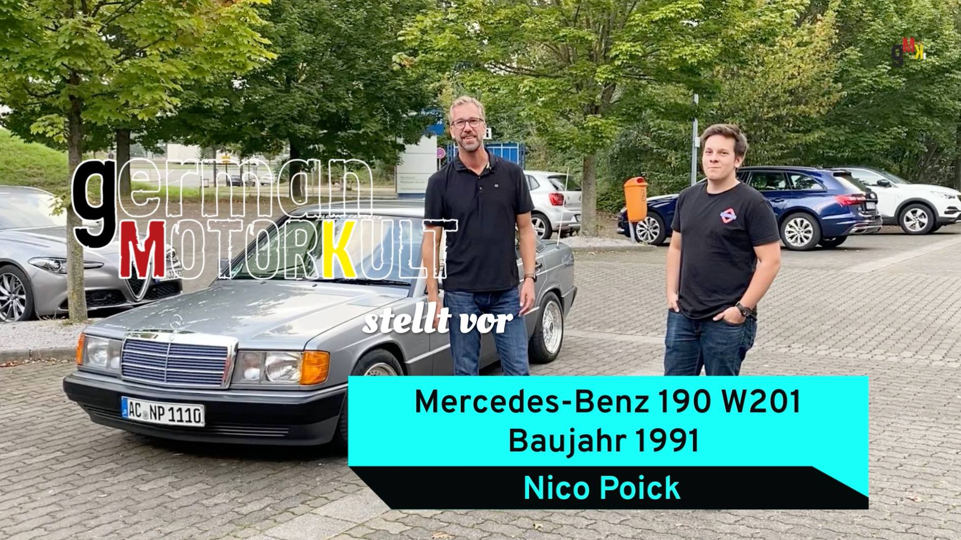 Zwei Personen präsentieren einen silbernen Mercedes-Benz 190 W201 Baujahr 1991 auf einem Parkplatz bei einem German MotorKult Event