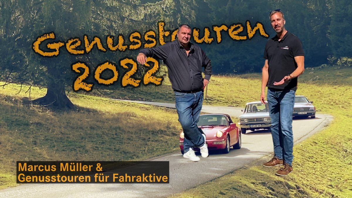 Zwei Männer stehen vor parkierten Oldtimern auf einer Landstraße mit Waldkulisse, Schrift "Genusstouren 2022" und "Marcus Müller & Genusstouren für Fahraktive