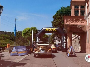 Oldtimer-Cabrio unter ADAC-Zielportal auf Burgplatz während Oldtimerfahrt Hessen-Thüringen