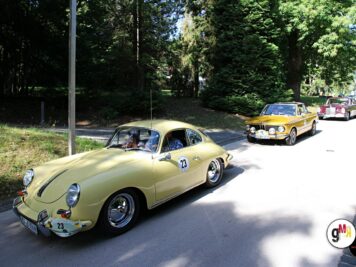 Zwei cremefarbene Oldtimer-Coupés mit Startnummern fahren auf einer Straße mit Bäumen bei der ADAC Oldtimerfahrt Hessen-Thüringen