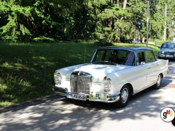 Creme-farbener Oldtimer-Pkw mit Startnummer an einer Straße mit Baumbestand während der ADAC Oldtimerfahrt Hessen-Thüringen