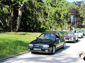 Opel Ascona Cabriolet und weitere Oldtimer in einer Kolonne während der ADAC Oldtimerfahrt Hessen-Thüringen, parkend unter alten Bäumen an einer Straße