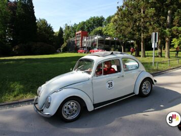 Weißer Oldtimer-Käfer mit Startnummer 39 und zwei Insassen fährt durch Park bei der ADAC Oldtimerfahrt Hessen-Thüringen