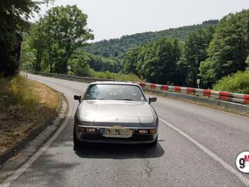 Youngtimer-Sportwagen auf kurviger Straße durch bewaldetes Hügelland während der ADAC Oldtimerfahrt Hessen-Thüringen