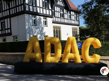 Großes gelbes ADAC-Logo vor historischem Fachwerkhaus bei der Oldtimerfahrt Hessen-Thüringen