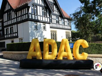 Gelbes ADAC-Schriftzug-Kunstwerk vor Fachwerkhaus, Veranstaltungsort der ADAC Oldtimerfahrt Hessen-Thüringen