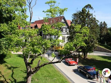 Oldtimer-Cabriolets parken vor herrschaftlicher Villa mit Fachwerk während der ADAC Oldtimerfahrt Hessen-Thüringen
