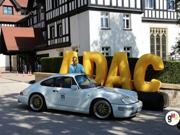 Silberner Oldtimer-Sportwagen mit Startnummer vor großer goldener Skulptur bei der ADAC Oldtimerfahrt Hessen-Thüringen