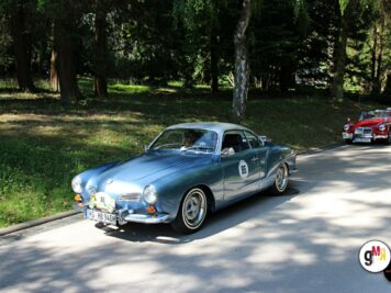Blaugrauer Oldtimer-Sportwagen führt Konvoi auf Waldstraße bei der ADAC Oldtimerfahrt Hessen-Thüringen an
