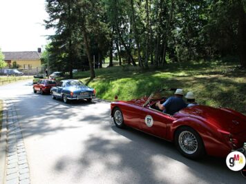 Rotes Oldtimer-Cabriolet mit Startnummer fährt bei der ADAC Oldtimerfahrt Hessen-Thüringen, weitere Klassiker folgen auf Allee-Straße