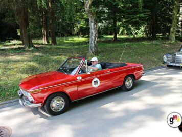 Roter Oldtimer-Cabrio mit Startnummer bei der ADAC Oldtimerfahrt Hessen-Thüringen, Fahrer im Waldgelände