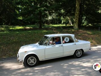 Weißer Oldtimer-Limousine mit Startnummer 81 bei der ADAC Oldtimerfahrt Hessen-Thüringen in parkähnlicher Umgebung