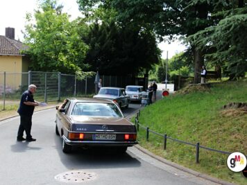 Mercedes-Benz Oldtimer-Limousine bei der Kontrollstelle einer ADAC Oldtimerfahrt, Fahrer wird von Organizer geprüft
