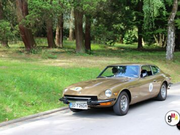 Datsun 240Z in Goldbraun mit Startnummer fährt auf Waldstraße bei der ADAC Oldtimerfahrt Hessen-Thüringen