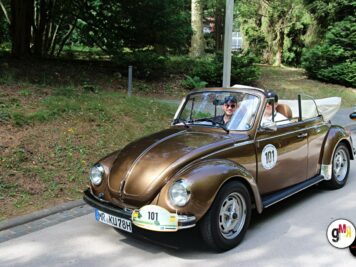 Braunes Oldtimer-Cabrio mit Startnummer bei der ADAC Oldtimerfahrt Hessen-Thüringen, Fahrer in Sonnenbrille am Steuer