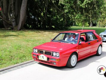 Roter Lancia Delta Integrale mit Fahrer und Beifahrer bei der ADAC Oldtimerfahrt Hessen-Thüringen, parkend unter Bäumen