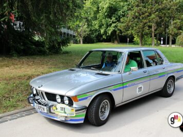BMW 3.0 Limousine mit Rennlackierung und Startnummer bei der ADAC Oldtimerfahrt Hessen-Thüringen, Fahrer und Beifahrer sichtbar