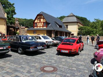 Oldtimer und Youngtimer auf Schlossplatz bei ADAC Oldtimerfahrt Hessen-Thüringen mit Fachwerk- und Steingebäuden