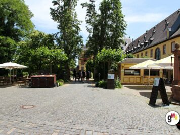 Schlossplatz mit historischen Gebäuden, Sonnenschirmen und Gastronomiebetrieben, Treffpunkt der ADAC Oldtimerfahrt Hessen-Thüringen