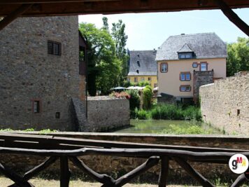 Historische Mühle mit Steinmauern und Wasser, Ausflugsziel bei der ADAC Oldtimerfahrt Hessen-Thüringen