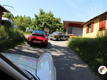 Mehrere Oldtimer-Pkw parken auf einem Hofgelände während der ADAC Oldtimerfahrt Hessen-Thüringen