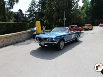 Ford Mustang Cabrio in Blau fährt bei der ADAC Oldtimerfahrt Hessen-Thüringen, weitere Oldtimer im Hintergrund