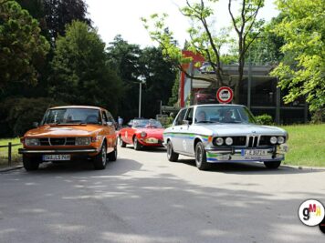 Drei Oldtimer-Limousinen in einer Ausfahrts-Kolonne auf parkähnlichem Gelände während der ADAC Oldtimerfahrt Hessen-Thüringen