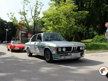 BMW 3.0 CS mit Motorsport-Lackierung bei der ADAC Oldtimerfahrt Hessen-Thüringen, gefolgt von Oldtimern auf parkplatzähnlicher Strecke