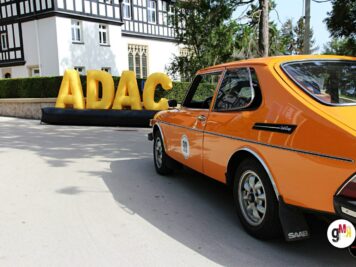 Orangefarbener Oldtimer-Sportwagen vor großem gelbem ADAC-Schriftzug bei der Oldtimerfahrt Hessen-Thüringen