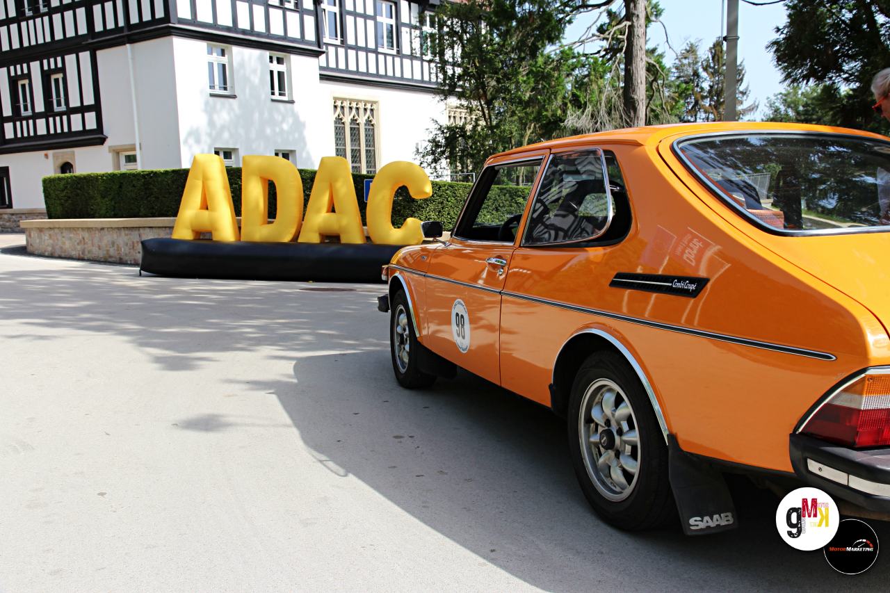 Orangefarbener Oldtimer-Sportwagen vor großem gelbem ADAC-Schriftzug bei der Oldtimerfahrt Hessen-Thüringen
