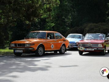Drei Oldtimer-Limousinen in Orange, Weiß und Bordeaux-Rot fahren auf einer sonnigen Waldstraße während der ADAC Oldtimerfahrt Hessen-Thüringen