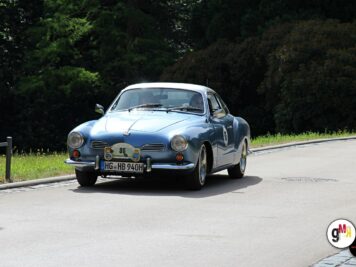 Hellblauer VW Karmann Ghia Coupé auf Landstraße während der ADAC Oldtimerfahrt Hessen-Thüringen, Wald im Hintergrund