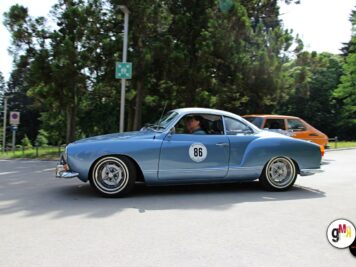 Hellblauer Oldtimer-Coupé mit Startnummer 86 bei der ADAC Oldtimerfahrt Hessen-Thüringen, Fahrer am Steuer, weitere Fahrzeuge im Hintergrund
