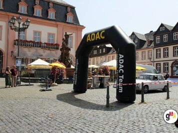 ADAC-Zielportal auf historischem Marktplatz mit Oldtimer-Einsatzfahrzeug und Zuschauern bei der Hessen-Thüringen-Rallye 2022