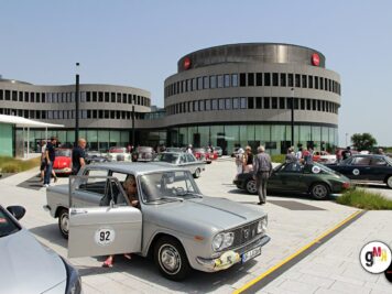 Oldtimer-Limousine mit Startnummer vor modernem Rundbau bei der ADAC Oldtimerfahrt Hessen-Thüringen, weitere Klassiker und Teilnehmer auf dem Platz