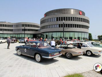 Oldtimer-Coupés und Limousinen auf dem Platz vor modernem Rundgebäude bei der ADAC Oldtimerfahrt Hessen-Thüringen